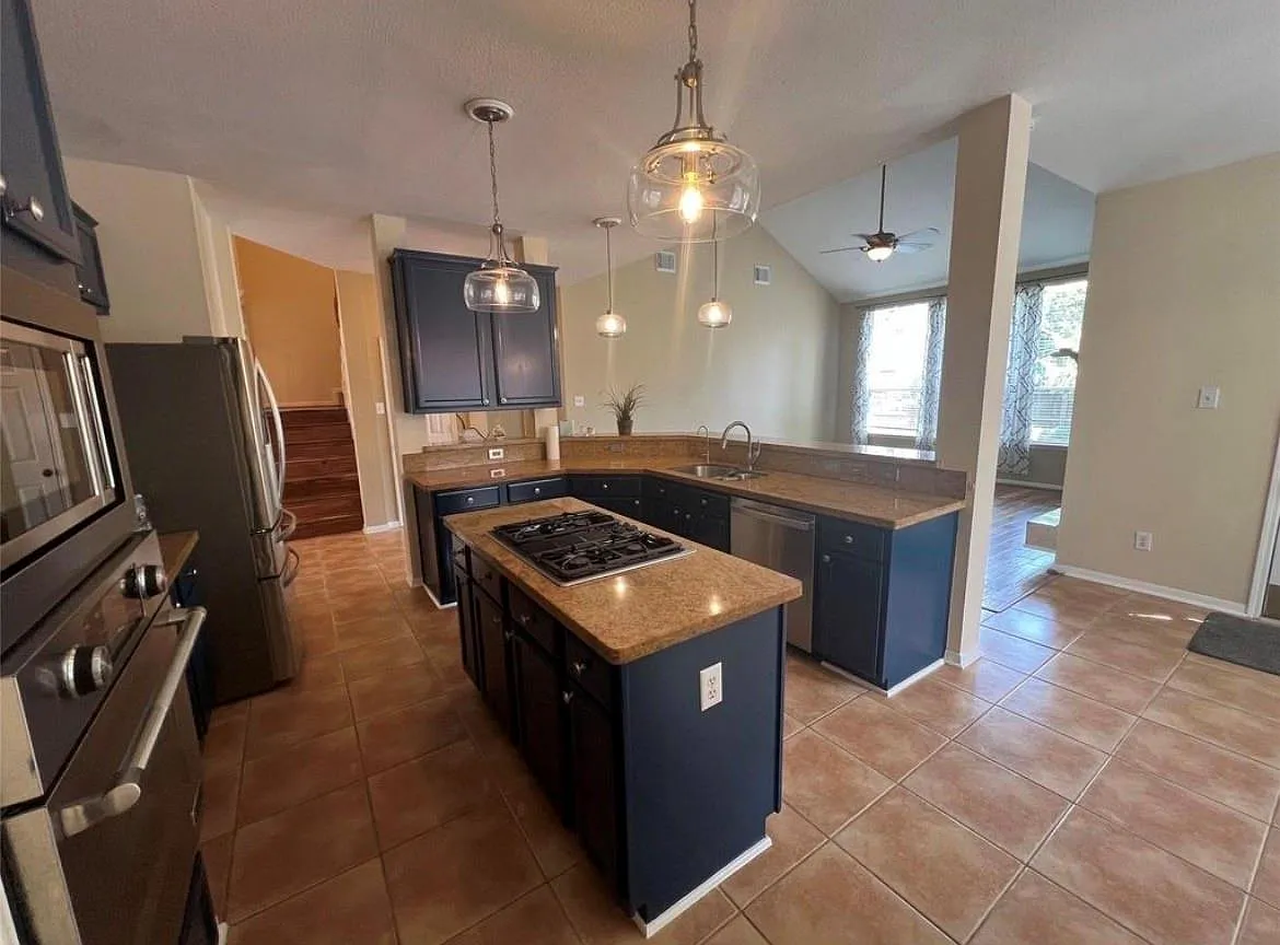 4 bed, 3.5 bath, 2752 sqft, $4,200 — Photo 2