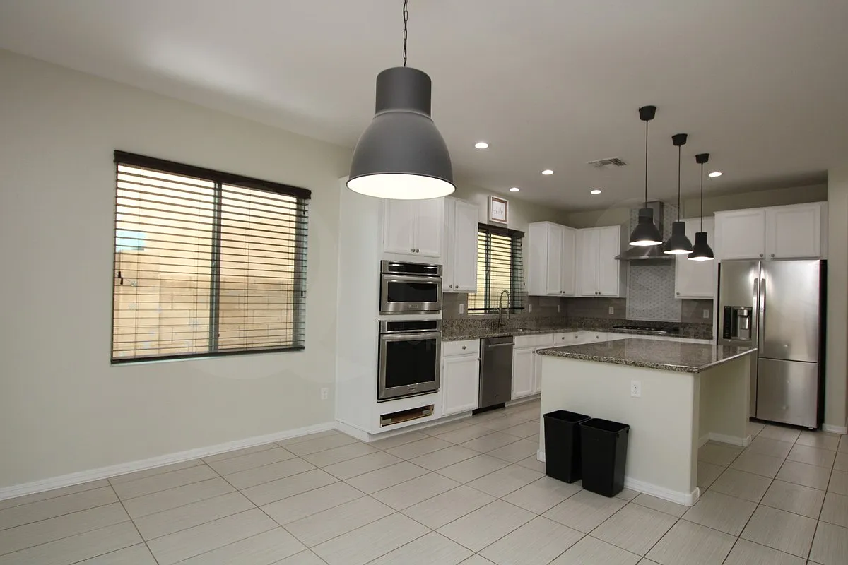 5 bed, 3.0 bath, 2780 sqft, $2,999 — Photo 2