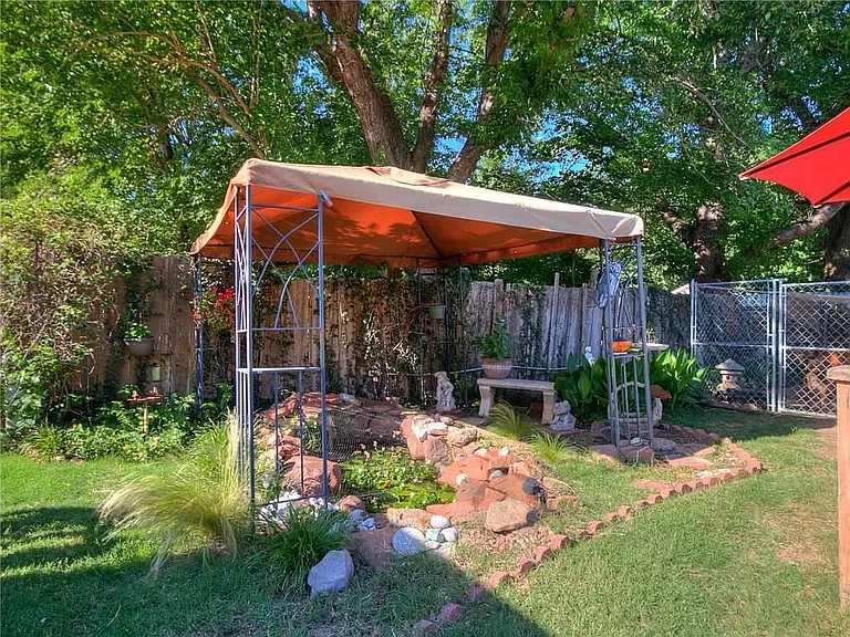 2308 Houston Ave — Photo 21