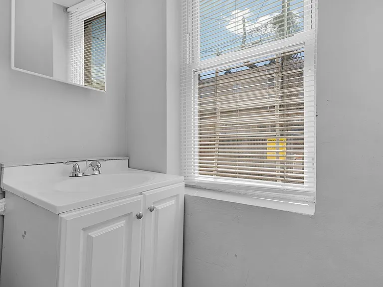 1562 N Woodyear St — Photo 28