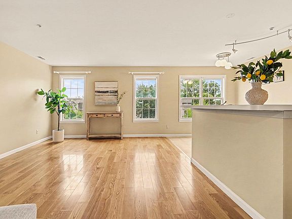 5th image of 2737 Barclay Way