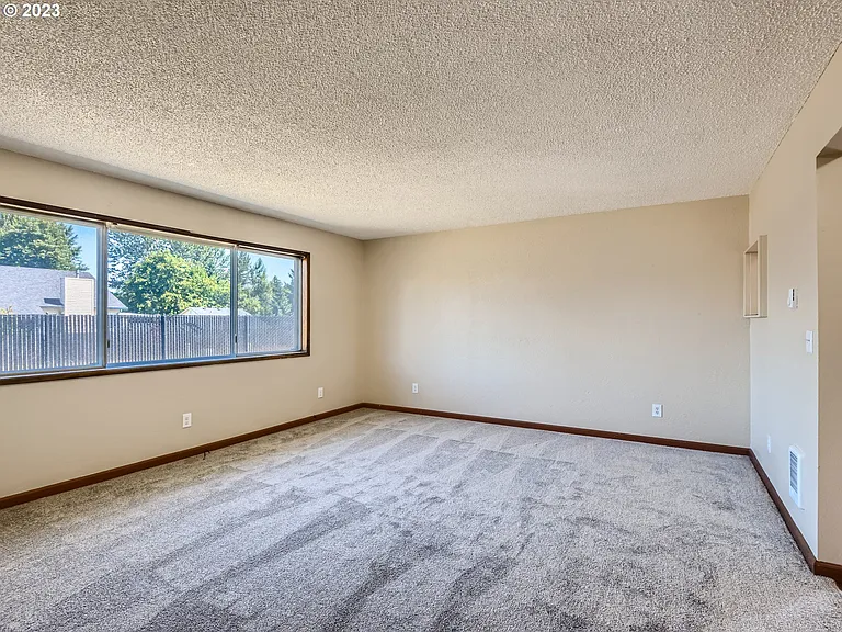 8715 NE 26th Ave — Photo 3