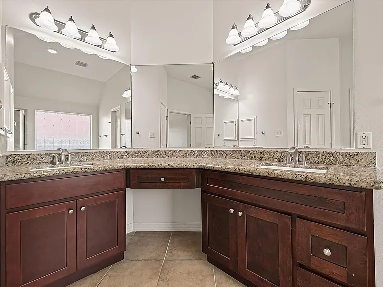 706 Silver Creek Cir — Photo 45