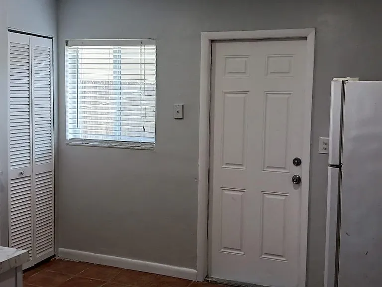 913 SW 15th Ter #1 — Photo 6
