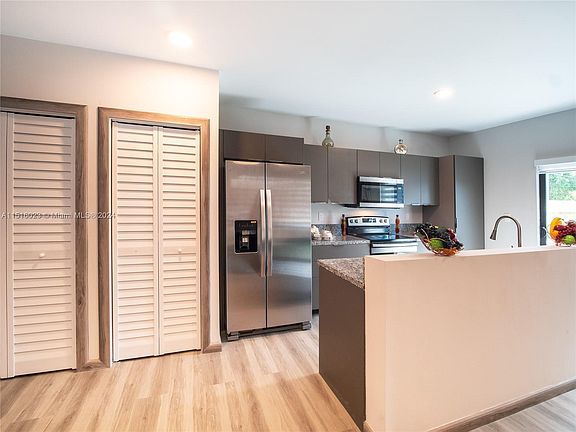 4th image of 916 NW 8th St #2