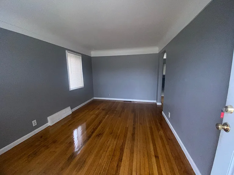7600 Pierson St — Photo 2
