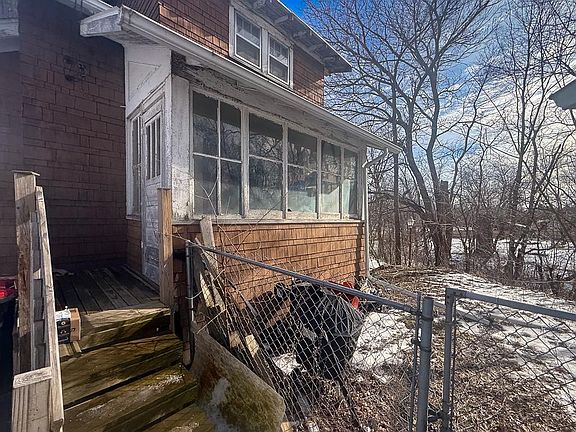 3rd image of 209 Walnut St