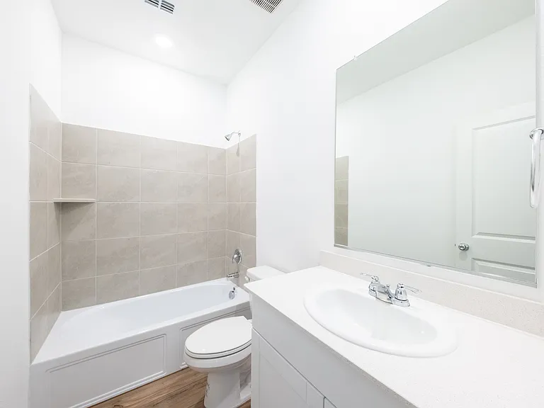 138 Jenkinson Dr — Photo 2