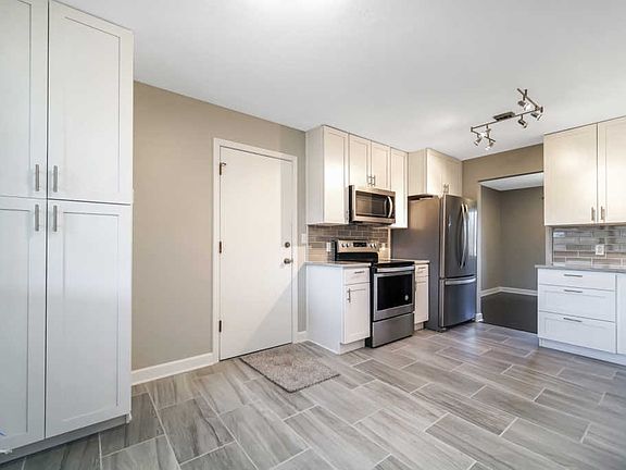 5th image of 6017 Abington Dr