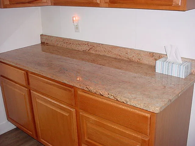 NICE GRANITE COUNTERTOPS IN THE KITCHEN