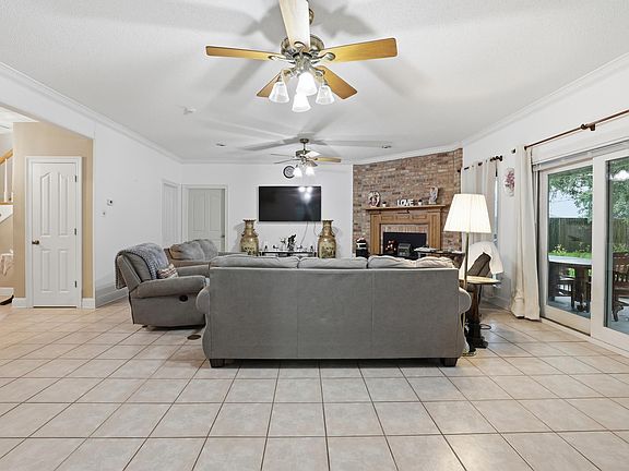 4th image of 111 Louis Dr