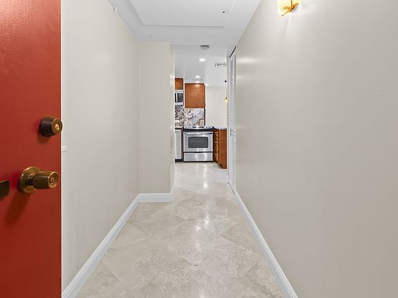5th image of 225 Queen St APT 17A