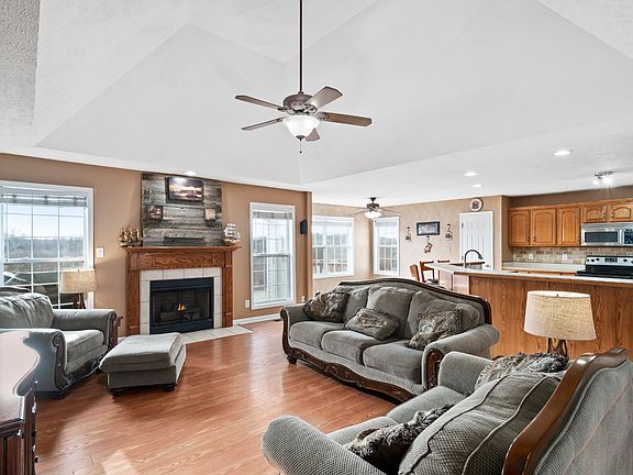 2nd image of 729 Hickory Glen Ct