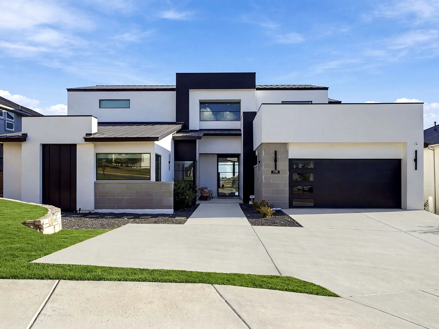 5 bed, 5.5 bath, 4534 sqft, $6,875 — Photo 1
