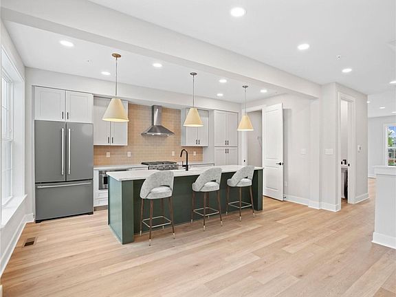 3rd image of 212 Oliver Way