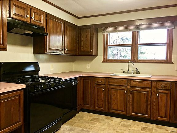 5th image of 256 Armstrong Pl