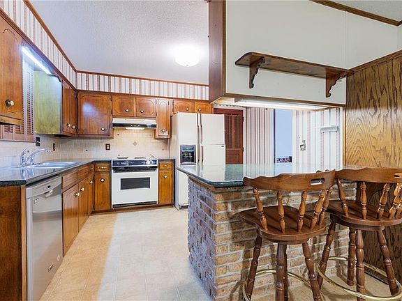 4th image of 1367 Spring Valley Ct
