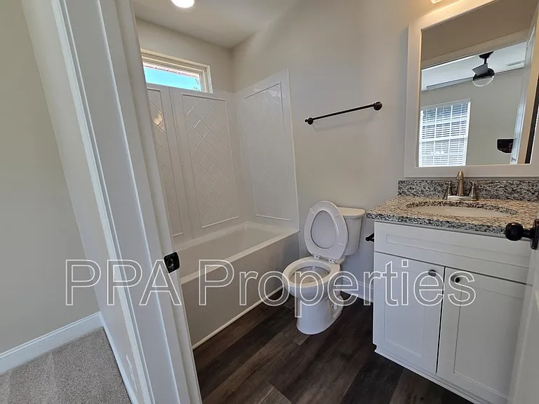 402 Giles St — Photo 4