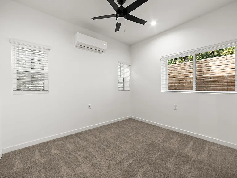 Gorgeous huge units in premier location! ASK ABOUT OUR MOVE-IN SPECIALS!! — Photo 33