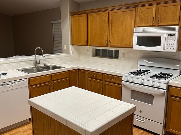 4th image of 920 Moore Oaks Ct