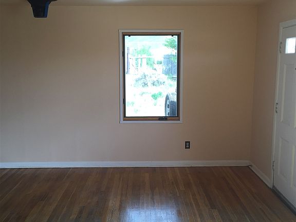 3rd image of 833 Hill Dr