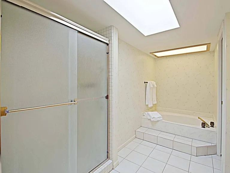 6318 E Kelton Ln — Photo 3