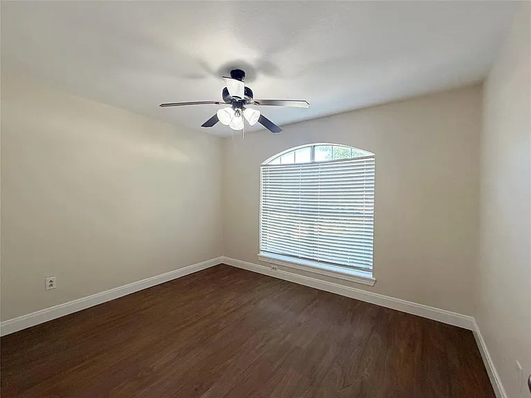 949 Reeves St — Photo 15