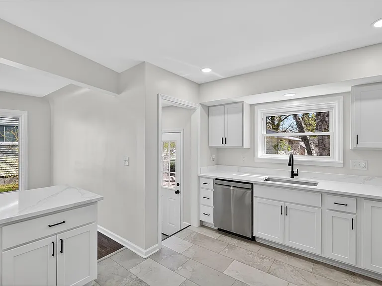 761 Elmwood Dr — Photo 4