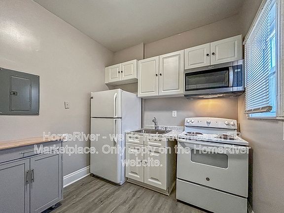 5th image of 702 Dolphin St #2