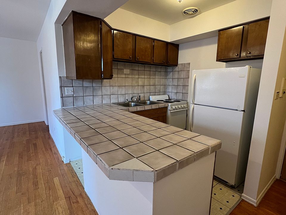 1st image of 6250 N Kenmore Ave #208
