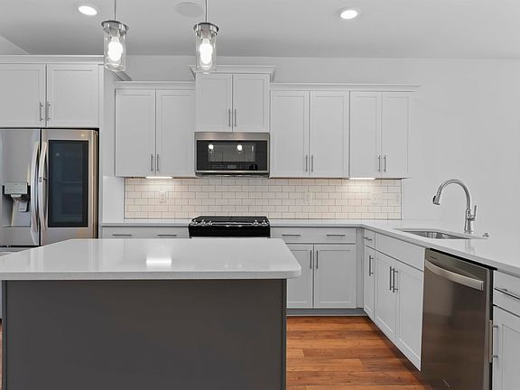5th image of 217 Ash Pond Ln