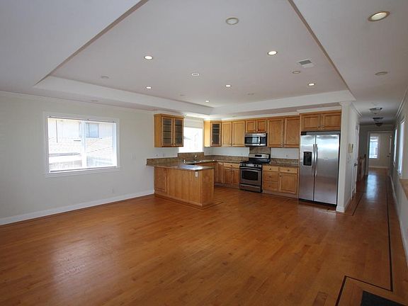 2nd image of 464 Cypress Ave