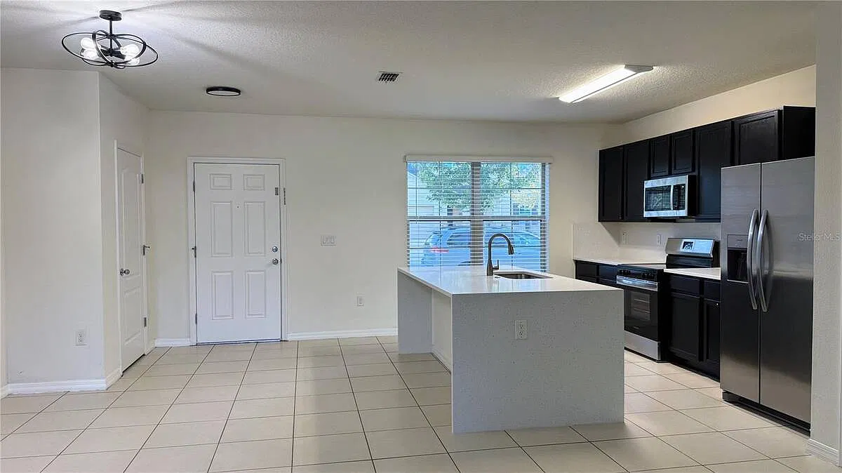 3 bed, 2.5 bath, 1672 sqft, $2,249 — Photo 4