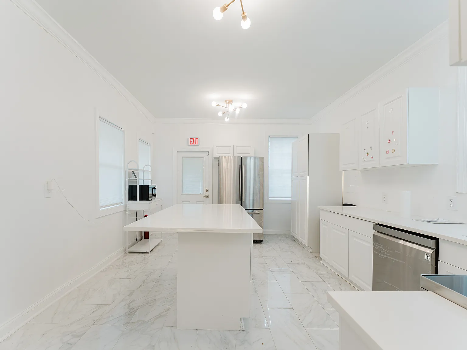 3 bed, 2100 sqft, $8,500 — Photo 2