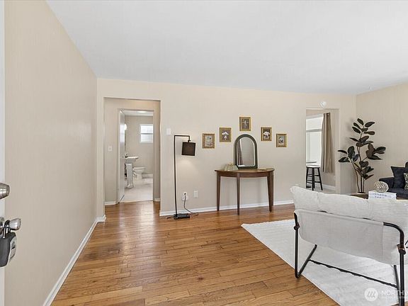 3rd image of 2518 Spring Street NE