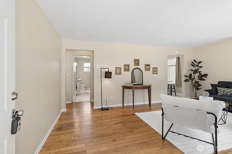 3rd image of 2518 2514 Spring Street NE