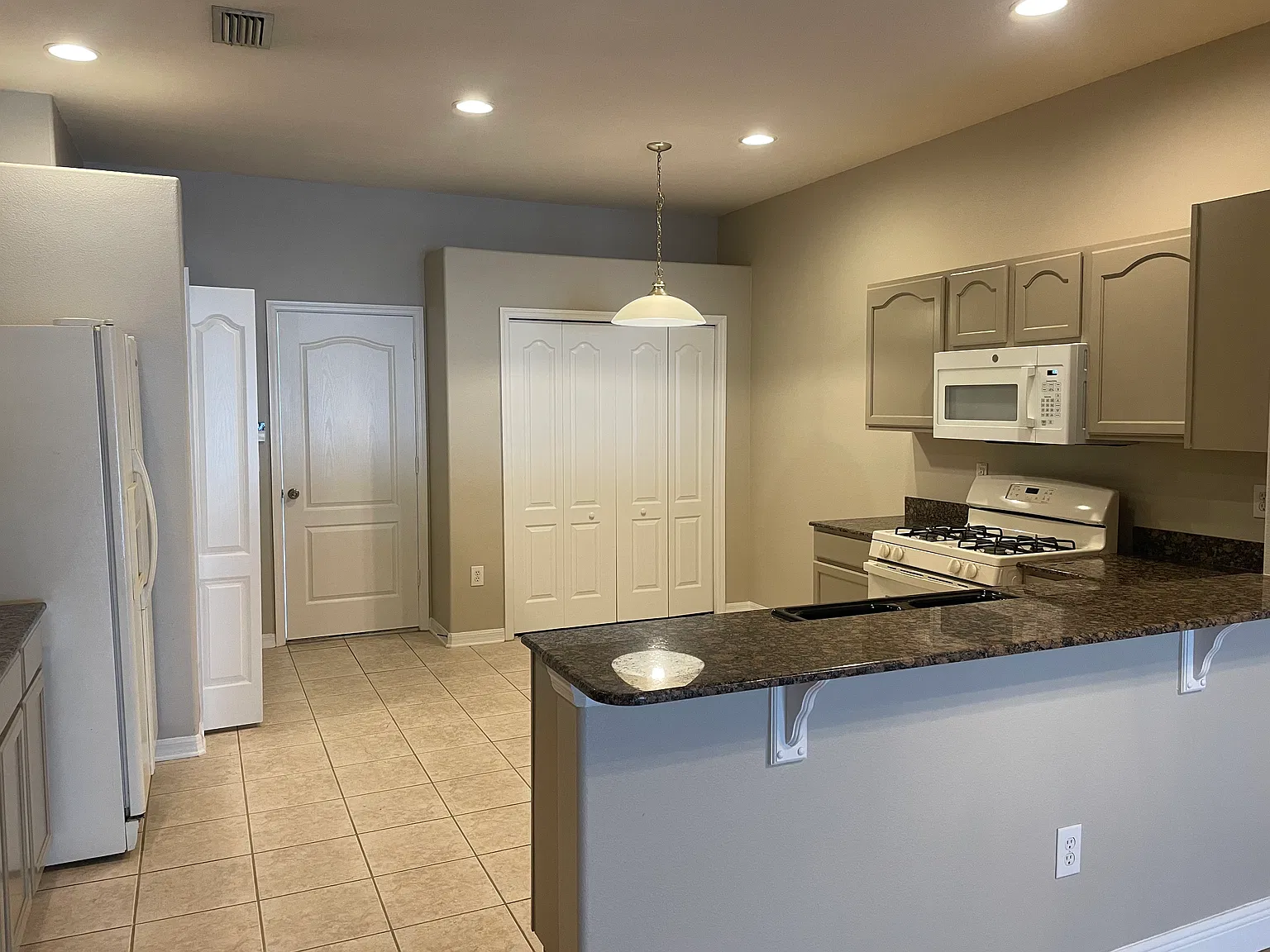 2 bed, 1713 sqft, $1,900 — Photo 2