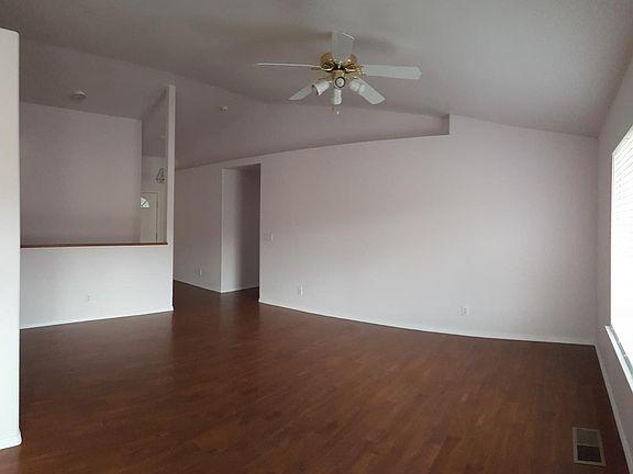 4th image of 1027 Greenwing Dr
