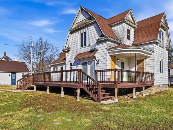 12 W Main St, Central City, IA 52214