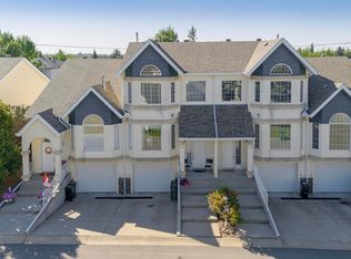 Village Green, Edmonton, AB T6J 7B7