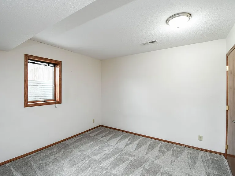 2213 S Wellington Ave — Photo 32
