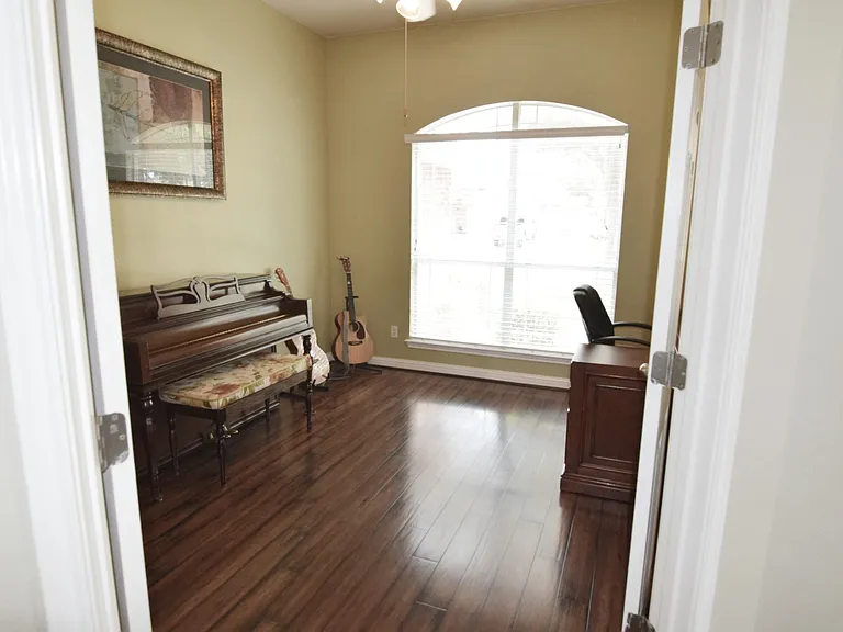Work from home from this office space/ 4th bedroom if needed