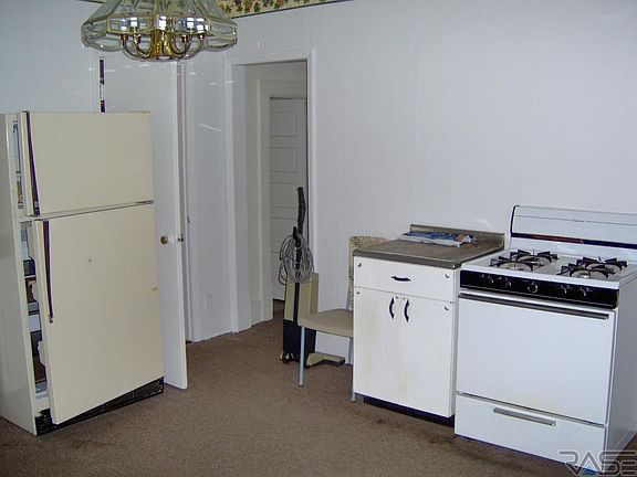 3rd image of 220 N Prairie Ave
