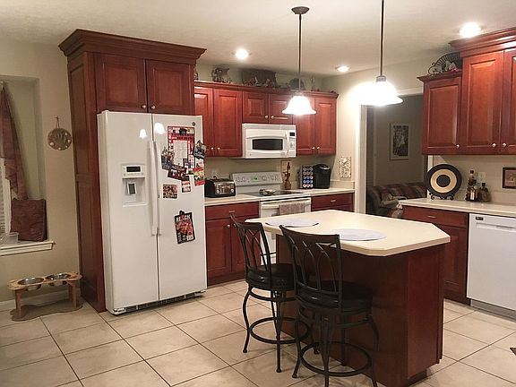 3rd image of 775 Aspen Dr