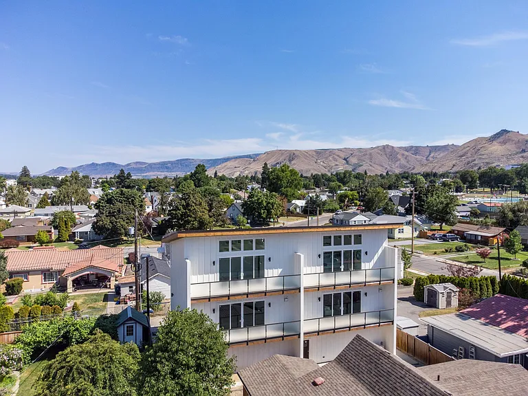 823 Orondo Ave #C — Photo 17