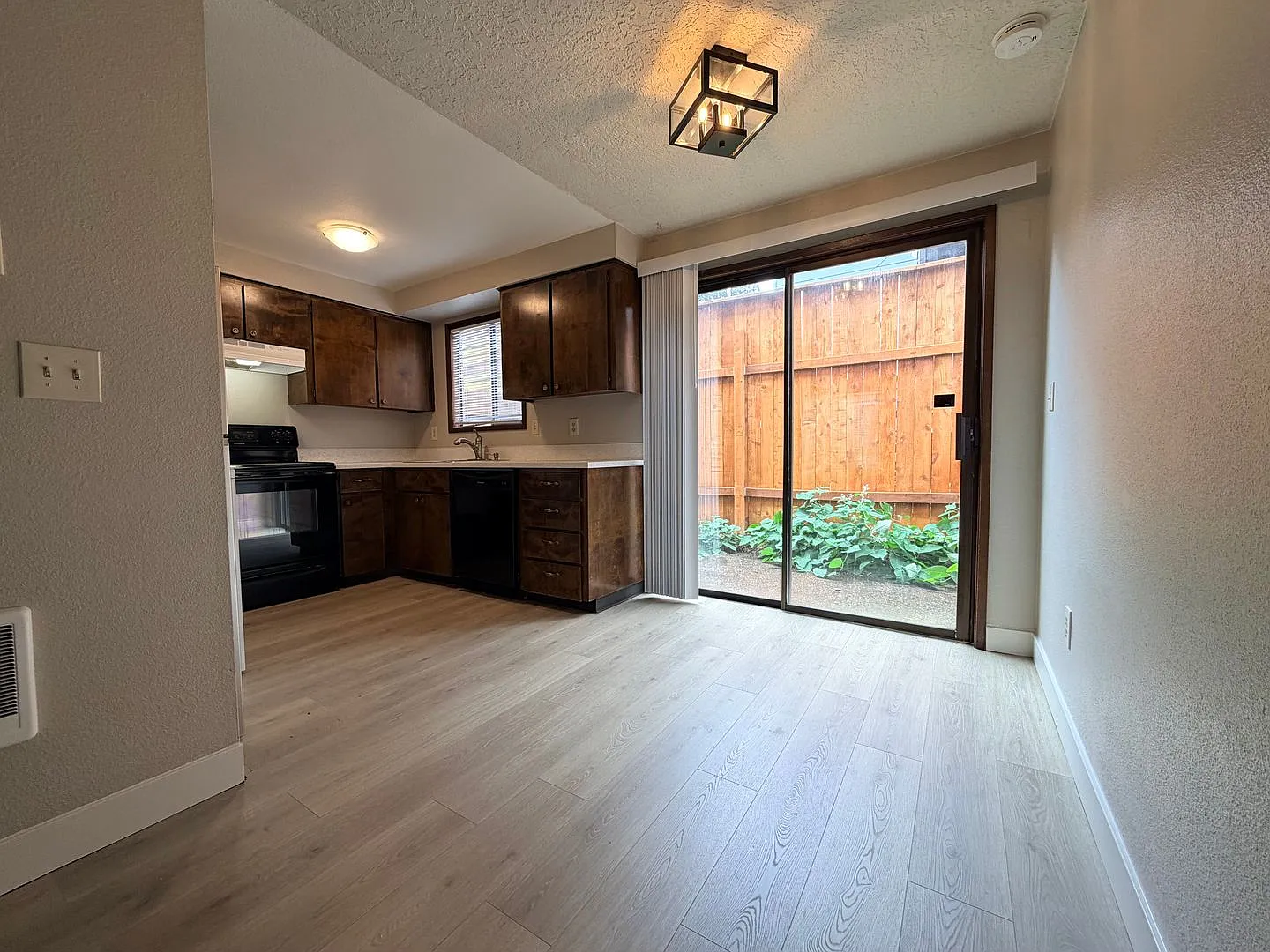 2 BR Town Home Condo in the Heart of Sellwood, Freshly Renovated w/ LVP Flooring! — Photo 4