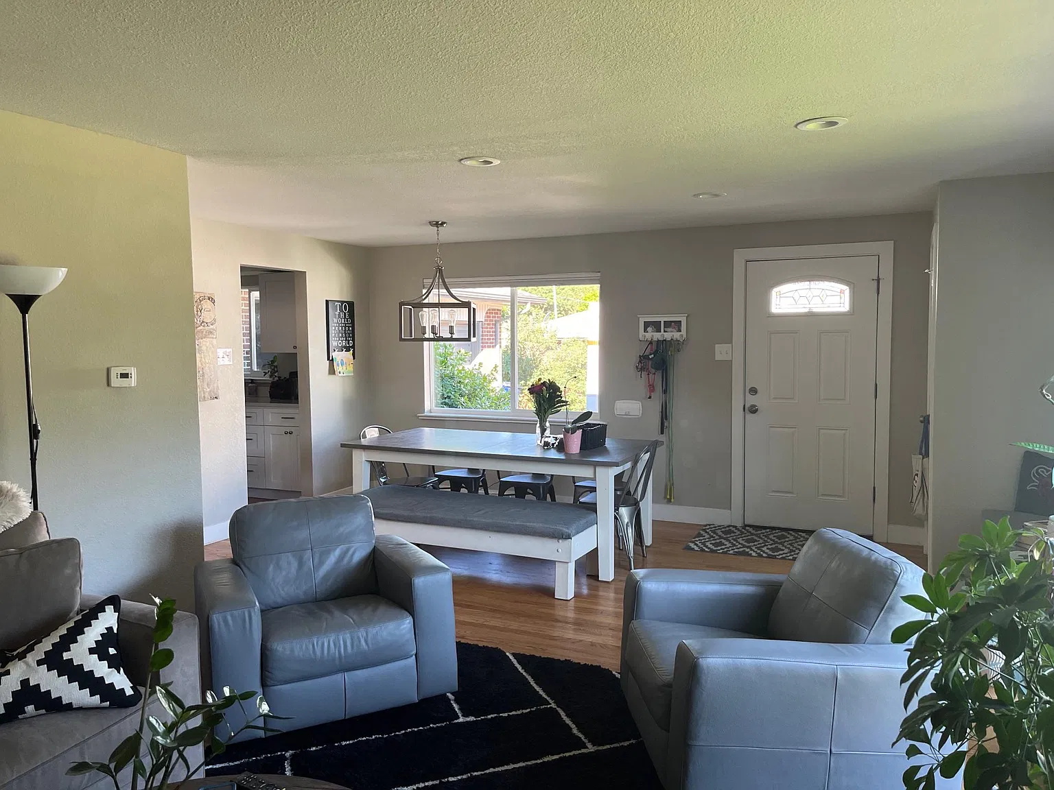 4 bed, 2635 sqft, $3,200 — Photo 2