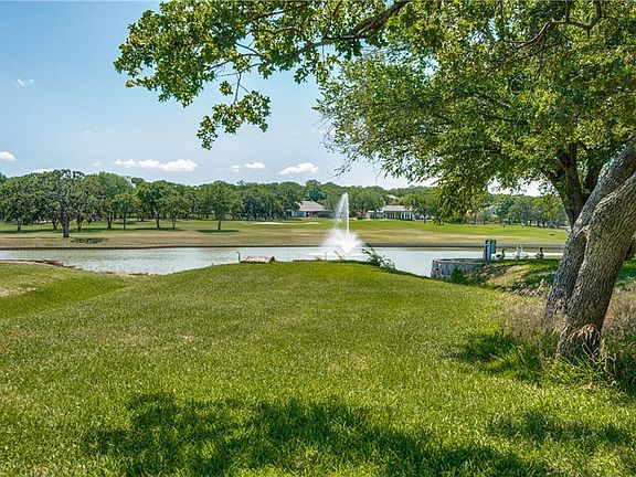 4th image of 220 Fresh Meadow Dr