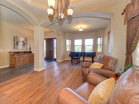 3rd image of 2592 Crown Dr