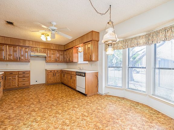3rd image of 3709 Driftwood Dr